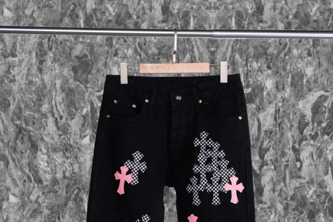 P230 running volume Chrome Hearts cherry blossom pink checkerboard cross patchwork leather jeans, original 5W+ It is known that chromehearts jeans will use vintage Levis jeans as the base plate for creation. They usually add their own unique silver buckles and silver ornaments, plus patchwork leather embellishments. This is the reason why the value of these vintage jeans doubles, because the base plate is Vintage jeans, jeans themselves have become very soft and comfortable after years of baptism, which can be distinguished from ordinary jeans. You should also refer to the pants data for size. Style number: 1808# Color: black pants cherry blossom pink Size: 28 30 32 34 28 Waist 86 Hips 100 Pants length 102 30 Waist 90 Hips 104 Pants length 104 32 Waist 94 Hips 108, pants length 106 34, waist 98, hips 112, pants length 110
